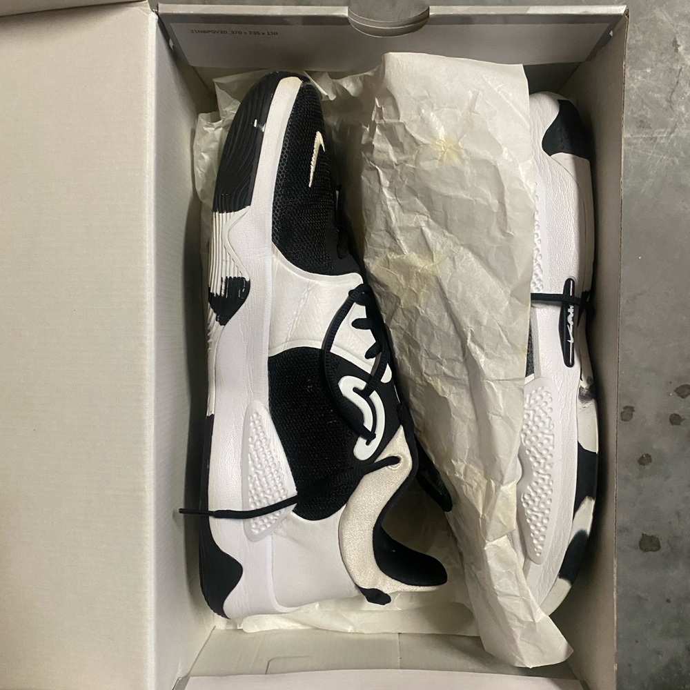 Men’s basketball shoes